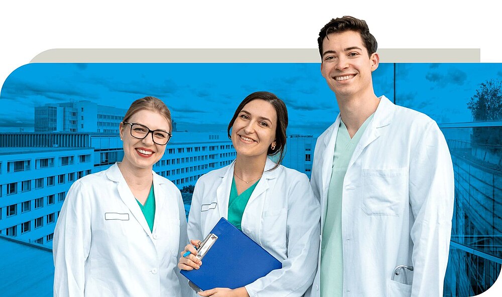 Drei junge Ärztinnen und Ärzte in weißen Kitteln stehen nebeneinander und lächeln in die Kamera. Eine Frau hält ein blaues Klemmbrett in der Hand. Im Hintergrund ist ein Krankenhausgebäude in blauer Farbgebung abgebildet