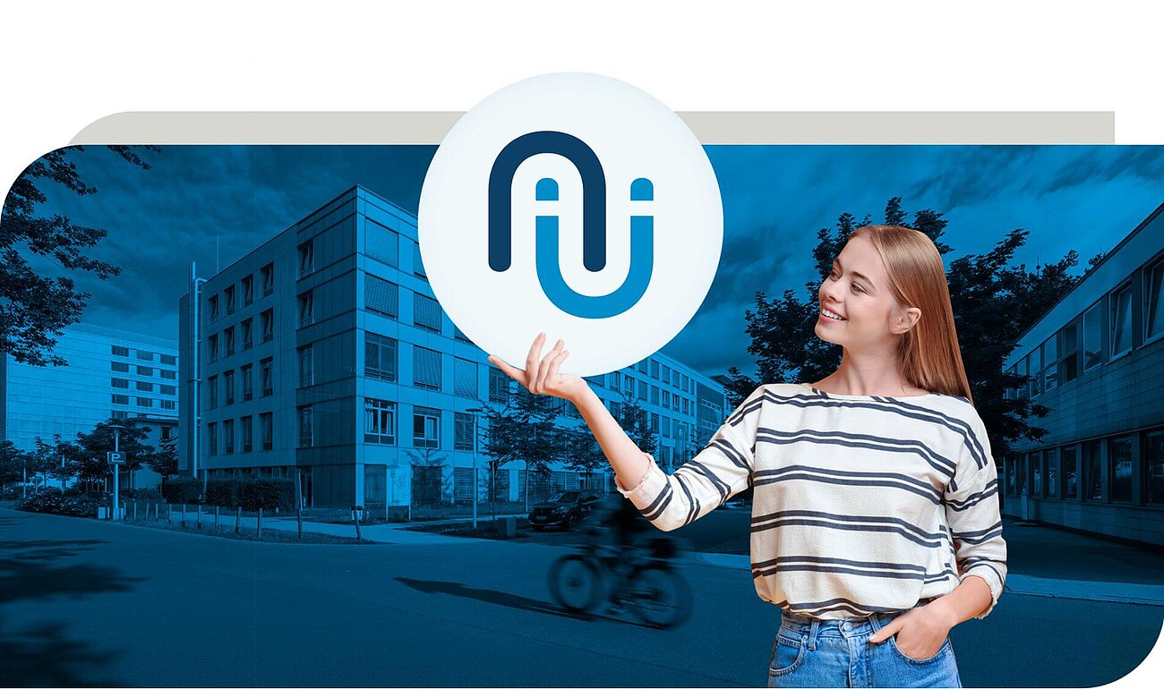 Eine junge Frau steht vor einem modernen Gebäude und hält ein rundes Schild mit dem Logo des Klinikums Nürnberg in einem stilisierten Design. Im Hintergrund sind weitere Gebäude und ein Fahrradfahrer zu sehen. Das Bild ist in Blautönen gestaltet, wodurch es einen modernen und dynamischen Eindruck vermittelt.