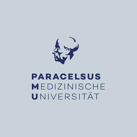 Logo der Paracelsus Medizinischen Universität mit einem stilisierten Porträt von Paracelsus in dunkelblauer Farbe. Darunter steht ‚Paracelsus Medizinische Universität‘ auf hellblauem Hintergrund