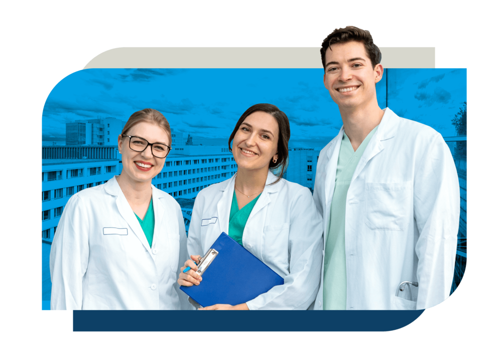 Drei junge Ärztinnen und Ärzte in weißen Kitteln stehen nebeneinander und lächeln in die Kamera. Eine Frau hält ein blaues Klemmbrett in der Hand. Im Hintergrund ist ein Krankenhausgebäude in blauer Farbgebung abgebildet