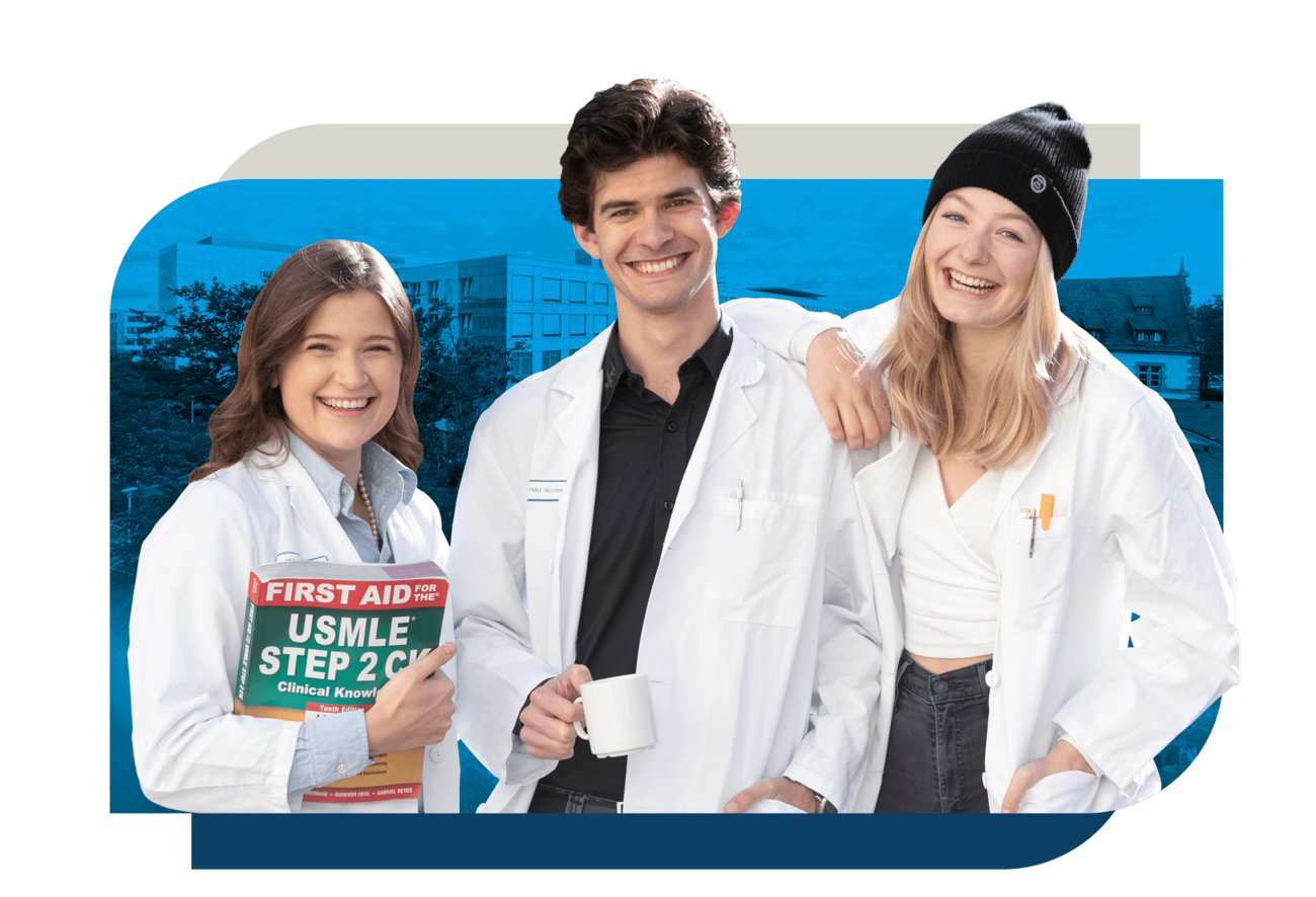 Drei Medizinstudierende in weißen Kitteln stehen lachend zusammen. Eine Frau hält ein Lehrbuch mit der Aufschrift ‚First Aid for the USMLE Step 2 CK‘, ein Mann hat eine Tasse in der Hand, und eine andere Frau trägt eine schwarze Mütze und lächelt herzlich