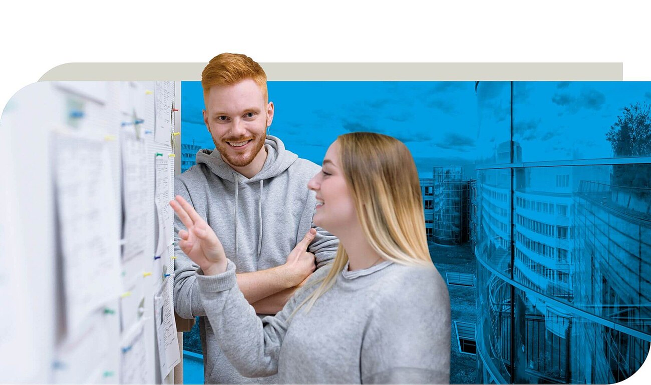 Zwei junge Personen stehen vor einer Pinnwand mit verschiedenen Notizen und Plänen. Eine Person zeigt mit der Hand auf die Wand, während die andere aufmerksam zuhört. Im Hintergrund ist ein modernes Gebäude zu sehen