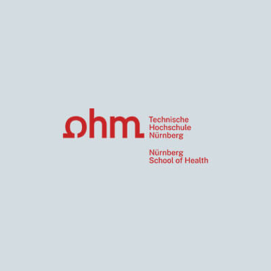 Logo der Technischen Hochschule Nürnberg mit der Aufschrift ‚ohm‘ in roter Schrift. Darunter steht ‚Technische Hochschule Nürnberg‘ und ‚Nürnberg School of Health‘ auf hellblauem Hintergrund