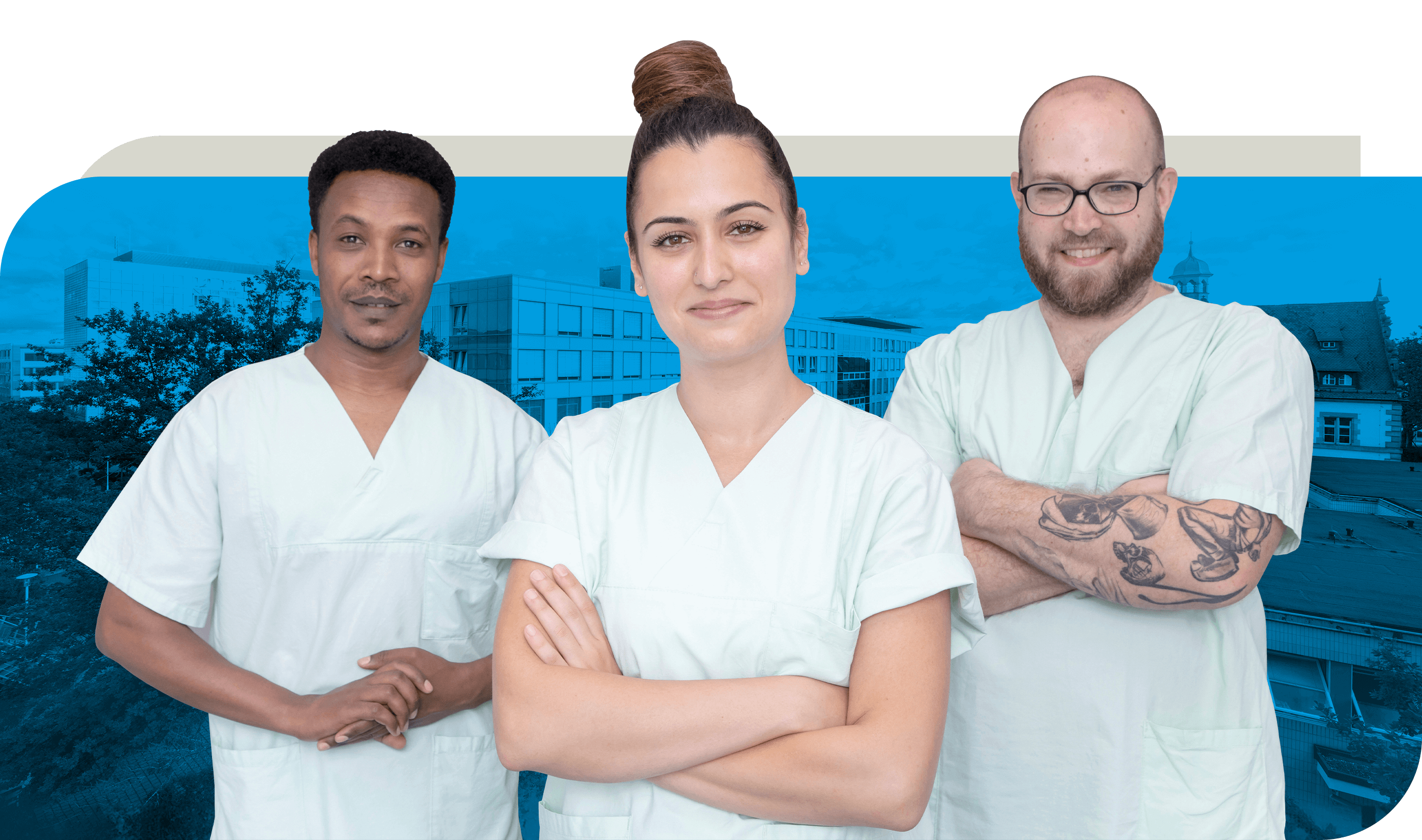 Eine Gruppe von vier Pflegekräften in weißer Berufsbekleidung steht vor einem blauen Hintergrund. Sie repräsentieren ein diverses Team, bestehend aus zwei Frauen und zwei Männern, die professionell und engagiert in die Kamera blicken.