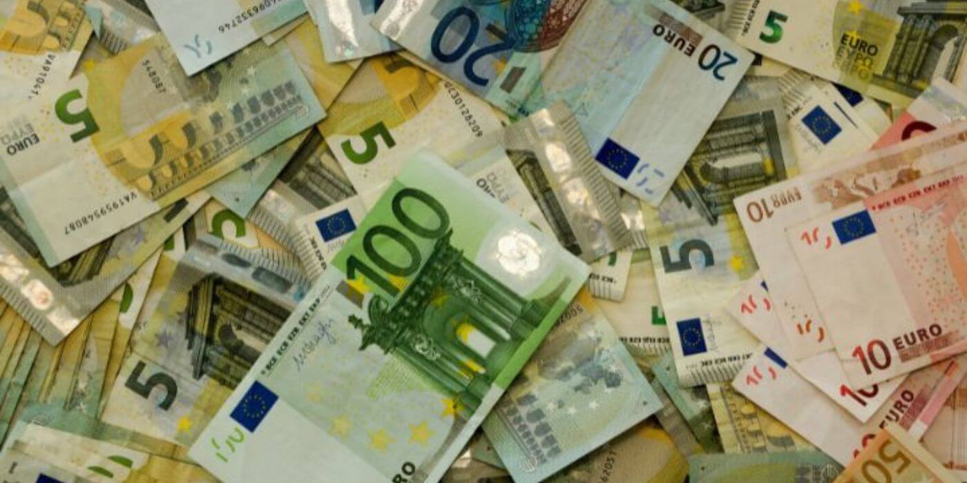 Ein Stapel von Euro-Banknoten in verschiedenen Werten, darunter 5-, 20- und 100-Euro-Scheine. Steht für finanzielle Zusatzleistungen wie Sonderzahlungen