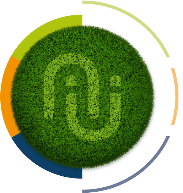 Ein grüner, grasbedeckter Globus, umgeben von einem kreisförmigen Diagramm mit farbigen Segmenten in Grün, Orange, Blau und Gelb, symbolisiert Nachhaltigkeit und Umweltbewusstsein