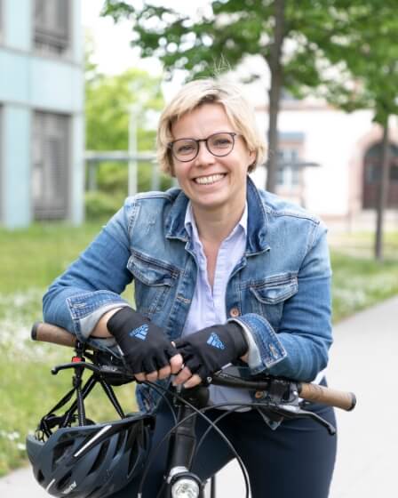 Foto einer Mitarbeiterin mit einem Jobrad