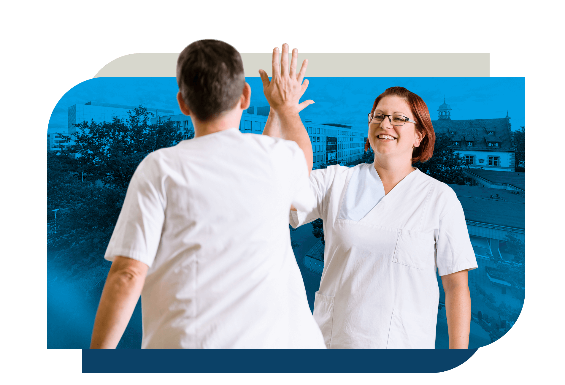 Zwei Pflegekräfte in weißer Arbeitskleidung geben sich ein High-Five. Im Hintergrund ist eine blau eingefärbte Ansicht eines Krankenhausgebäudes zu sehen. Beide Personen lächeln und wirken motiviert