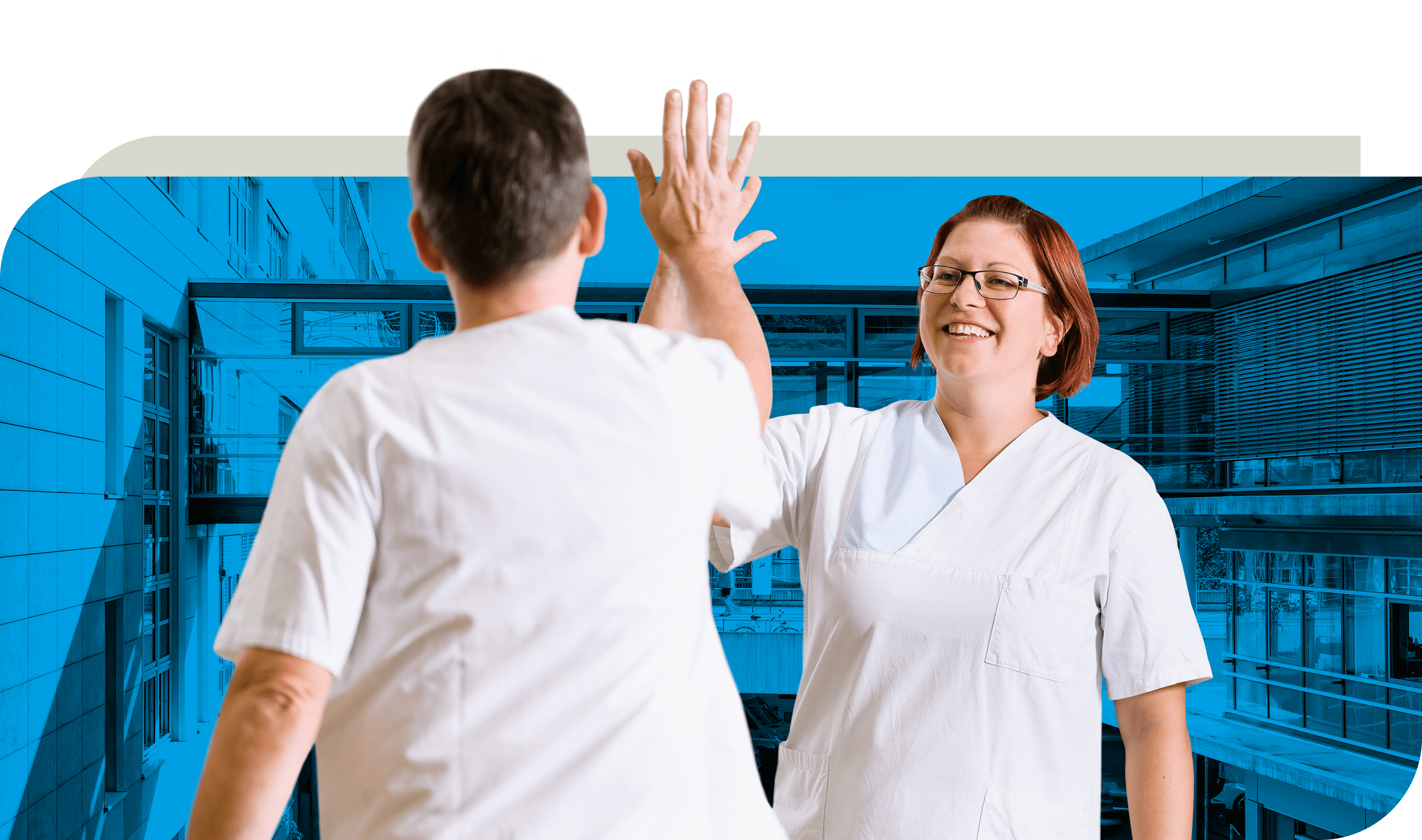 Zwei Pflegekräfte in weißer Arbeitskleidung geben sich ein High-Five. Im Hintergrund ist eine blau eingefärbte Ansicht eines Krankenhausgebäudes zu sehen. Beide Personen lächeln und wirken motiviert