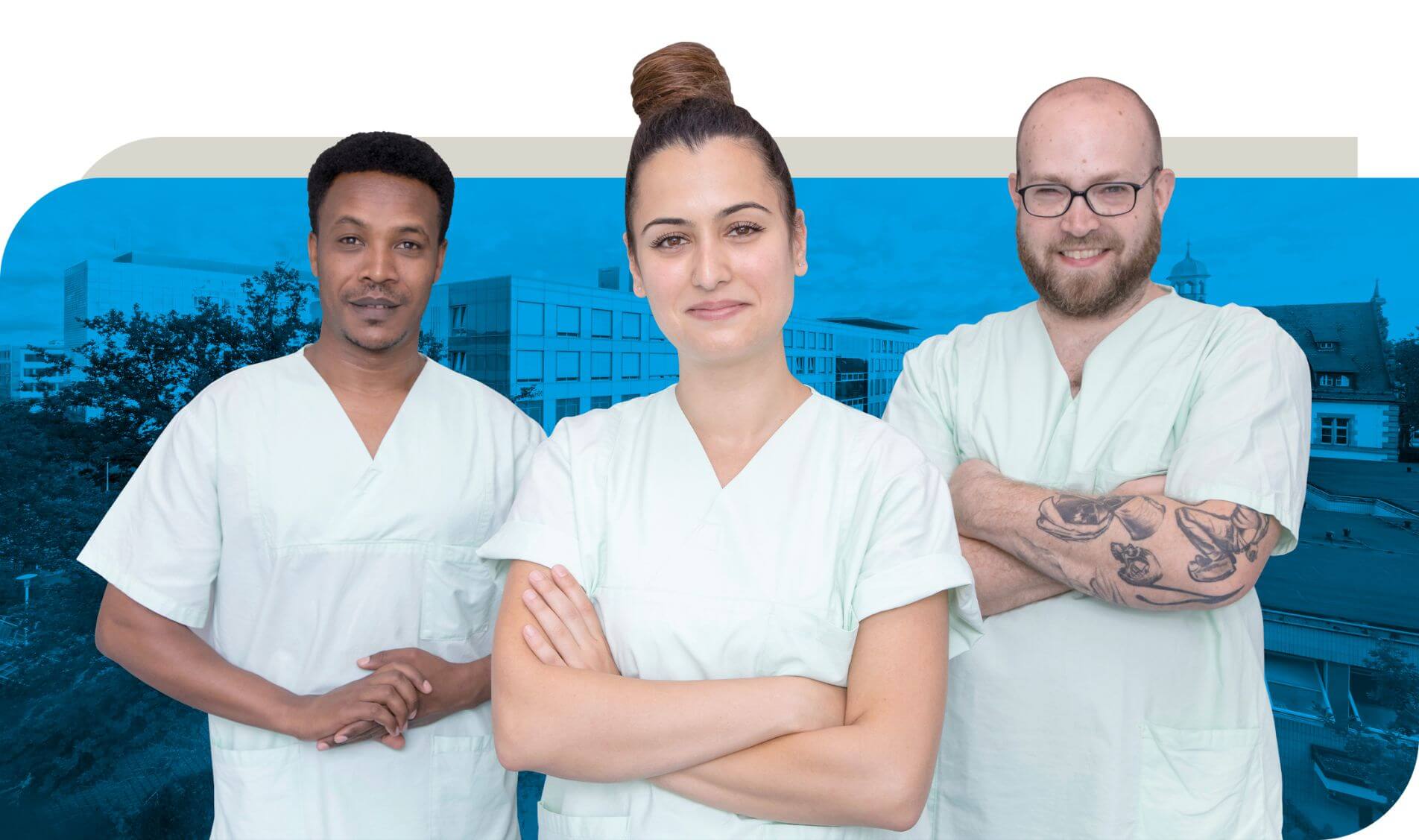 Eine Gruppe von vier Pflegekräften in weißer Berufsbekleidung steht vor einem blauen Hintergrund. Sie repräsentieren ein diverses Team, bestehend aus zwei Frauen und zwei Männern, die professionell und engagiert in die Kamera blicken.