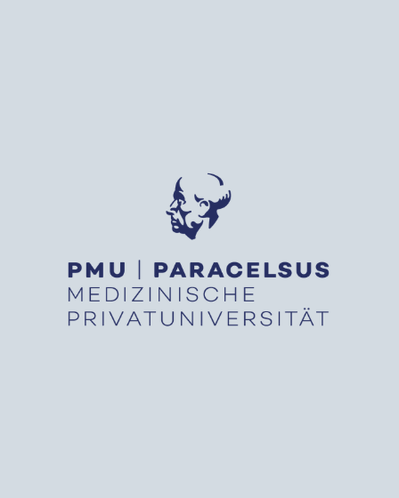 Logo der Paracelsus Medizinischen Universität mit einem stilisierten Porträt von Paracelsus in dunkelblauer Farbe. Darunter steht ‚Paracelsus Medizinische Universität‘ auf hellblauem Hintergrund